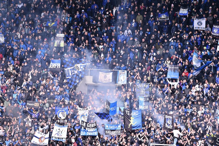 Tifosi dell'Atalanta durante il match contro il Napoli.