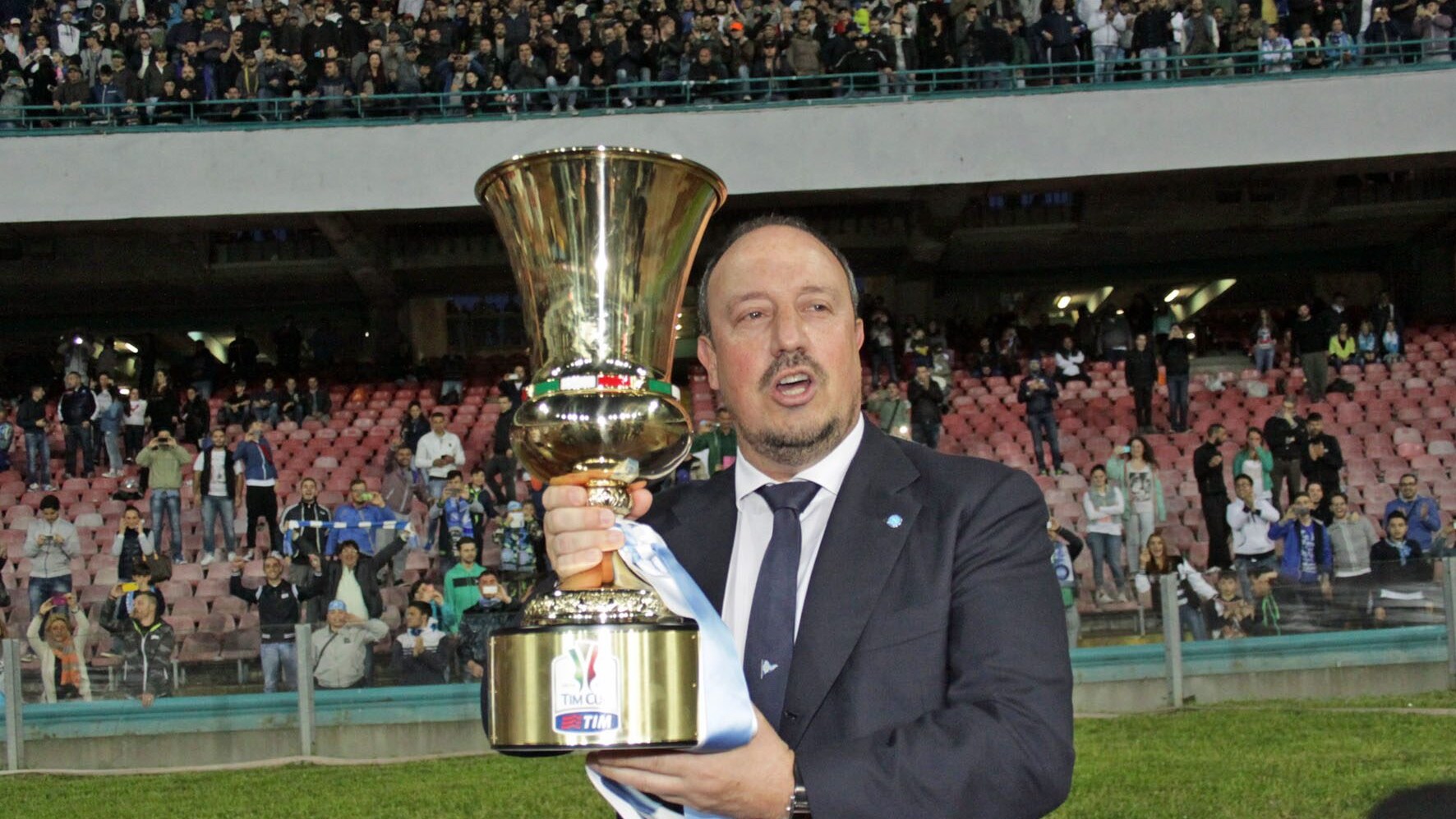 Rafa Benitez con la Coppa Italia vinta alla guida del Napoli.
