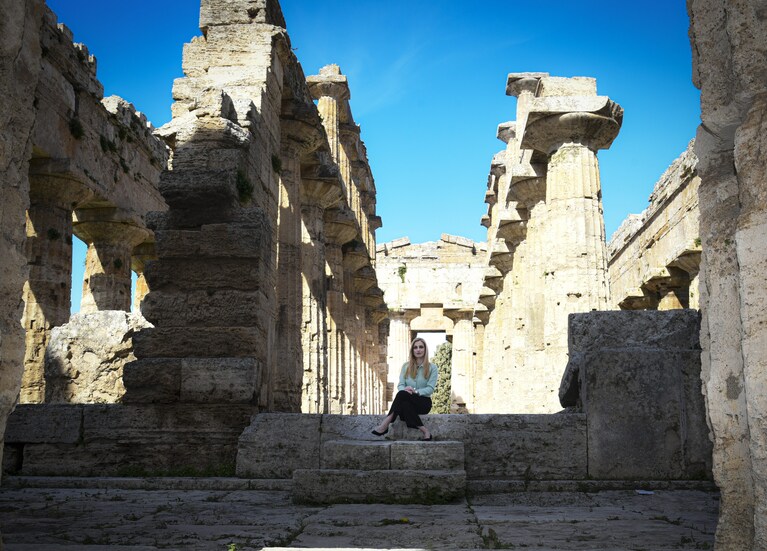 Tiziana D'Angelo, direttrice del Parco Archeologico di Paestum e Velia, all'interno del Tempio di Nettuno.