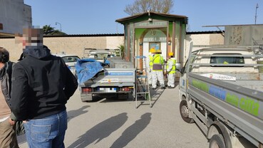 La rimozione dell'altarino della camorra in via Fava.