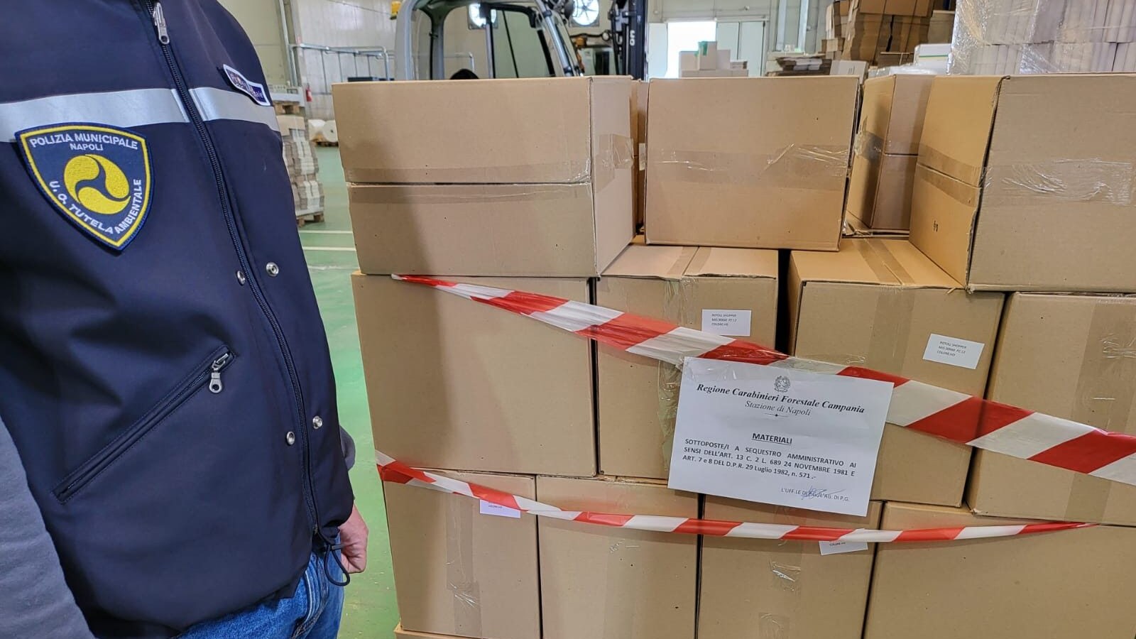 I pacchi di shoppers sequestrati dai carabinieri