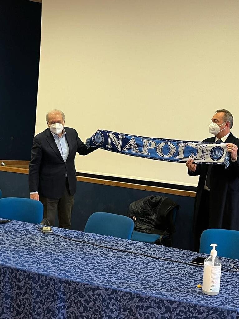 La sciarpa consegnata all'Associazione Paolo Avella Onlus.