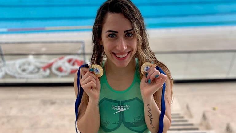 Mariasofia Paparo il 28 marzo 2021, festeggiando il doppio titolo di campionessa regionale master nei 200 dorso e 200 misti (Foto / Facebook)