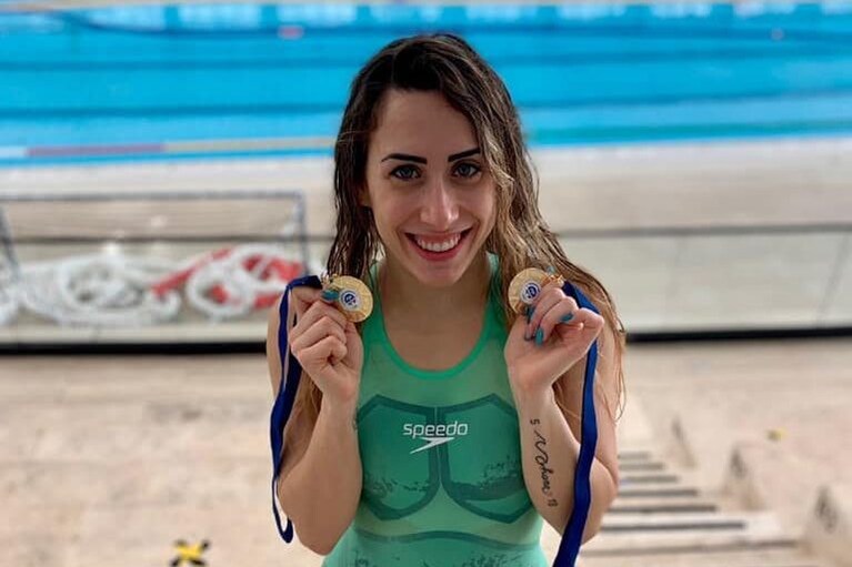 Mariasofia Paparo il 28 marzo 2021, festeggiando il doppio titolo di campionessa regionale master nei 200 dorso e 200 misti (Foto / Facebook)