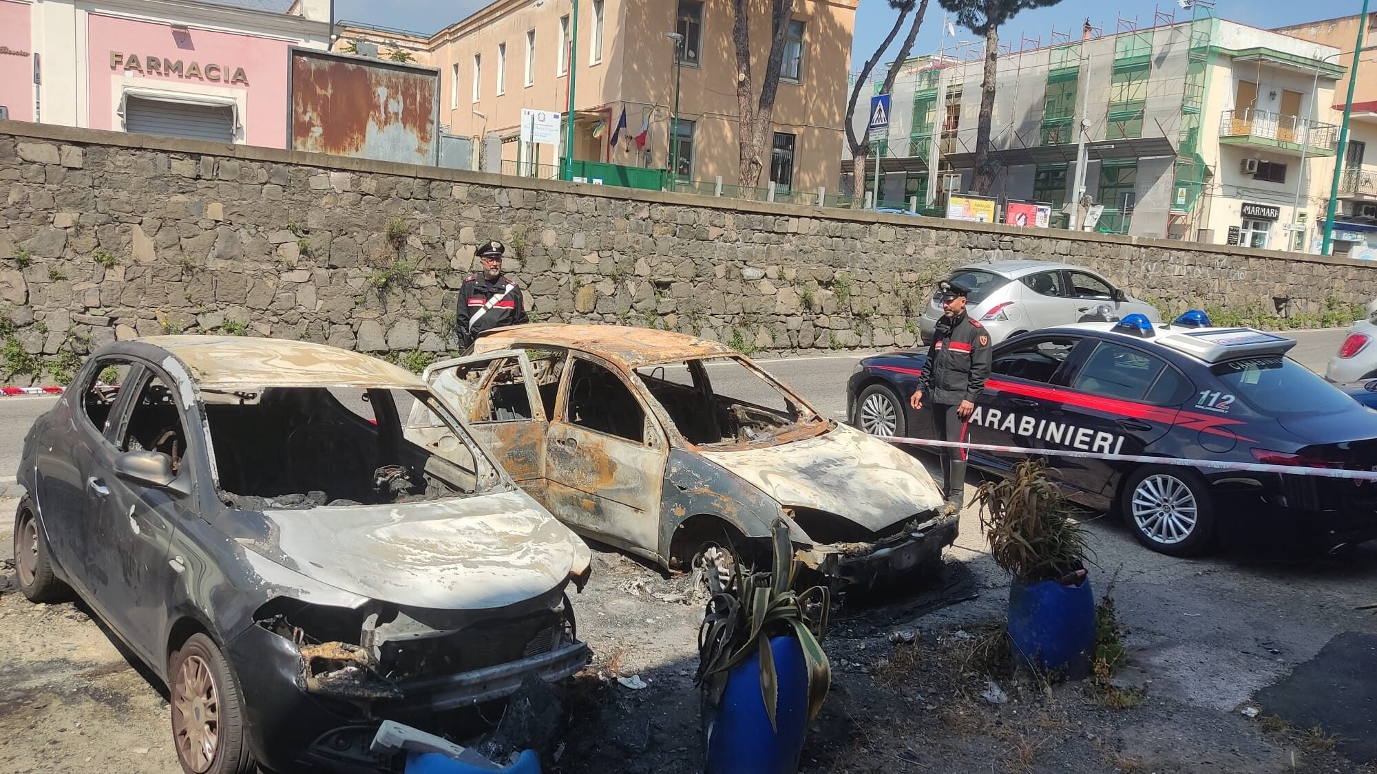 Alcune delle automobili bruciate a Torre del Greco.
