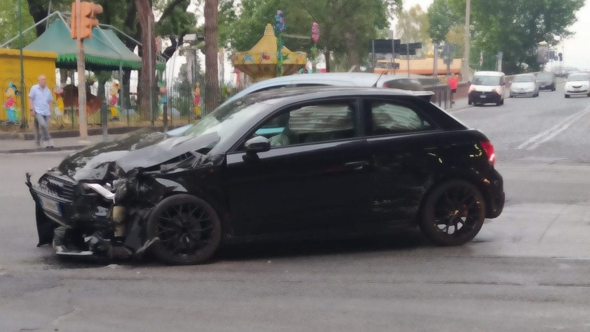 L’incidente in via Acton (Foto: Fanpage.it/Mattia Esposito)