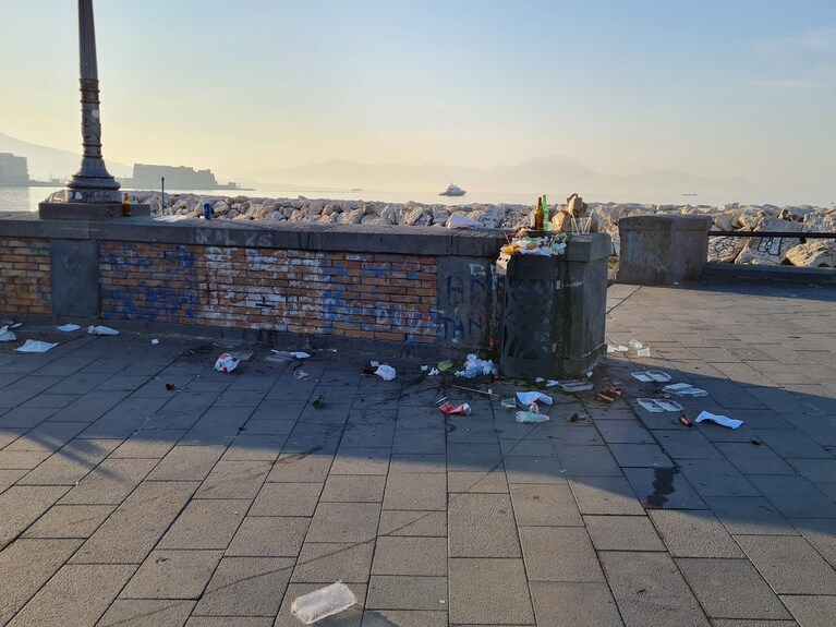 Il Lungomare di Napoli pieno di rifiuti dopo il Giro d'Italia. Foto / Fanpage.it