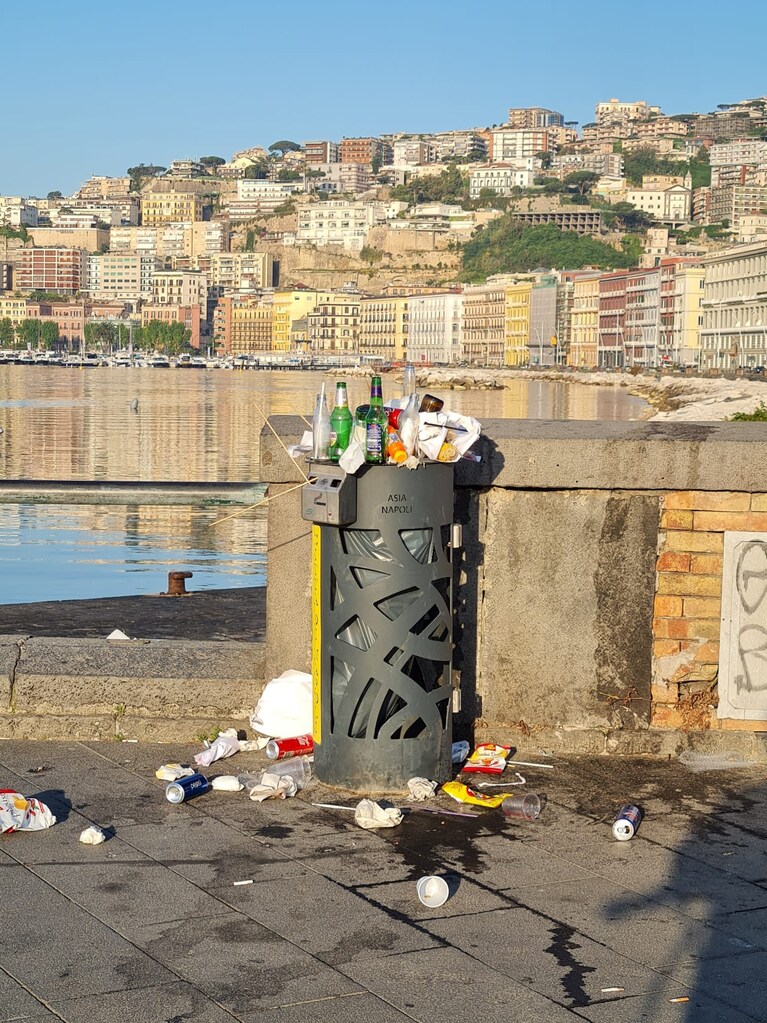 Il Lungomare di Napoli pieno di rifiuti dopo il Giro d'Italia. Foto / Fanpage.it