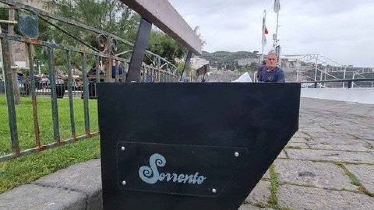 Una delle panchine smart installate a Sorrento