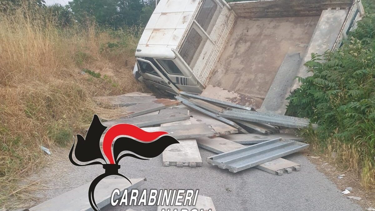 Il carico rubato e poi abbandonato in strada per seminare i carabinieri.