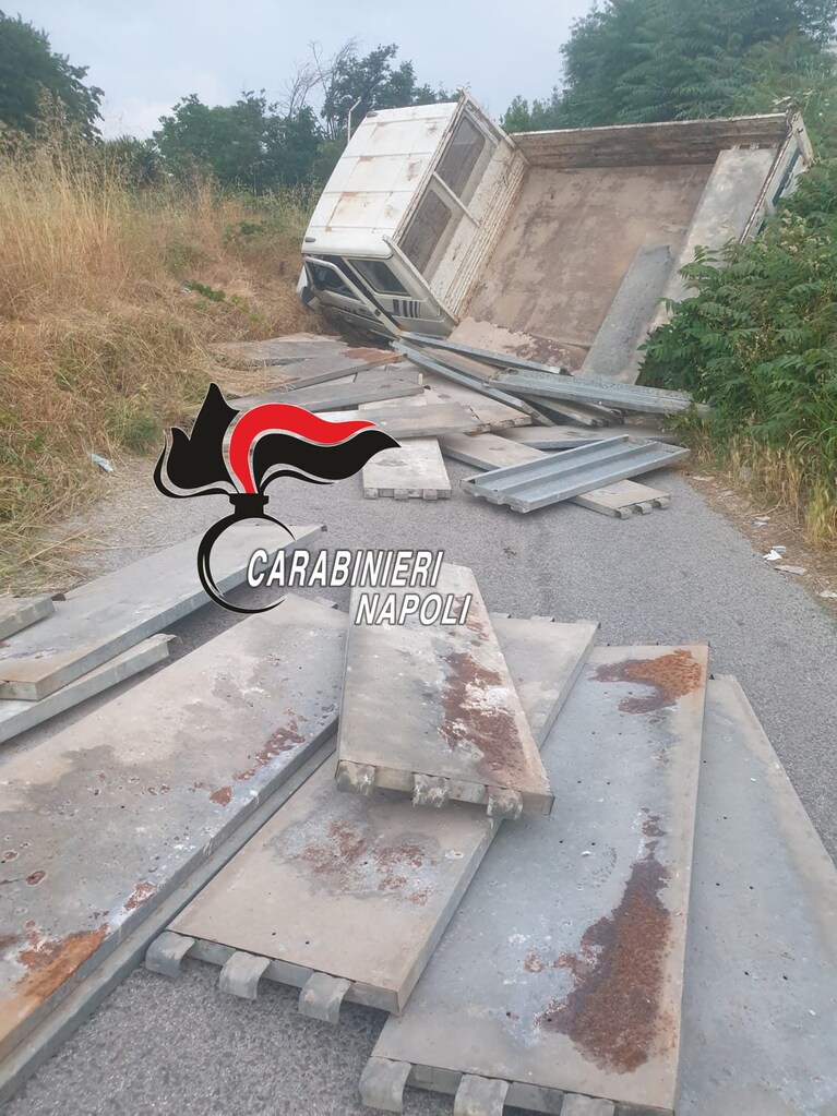 Il carico rubato e poi abbandonato in strada per seminare i carabinieri.