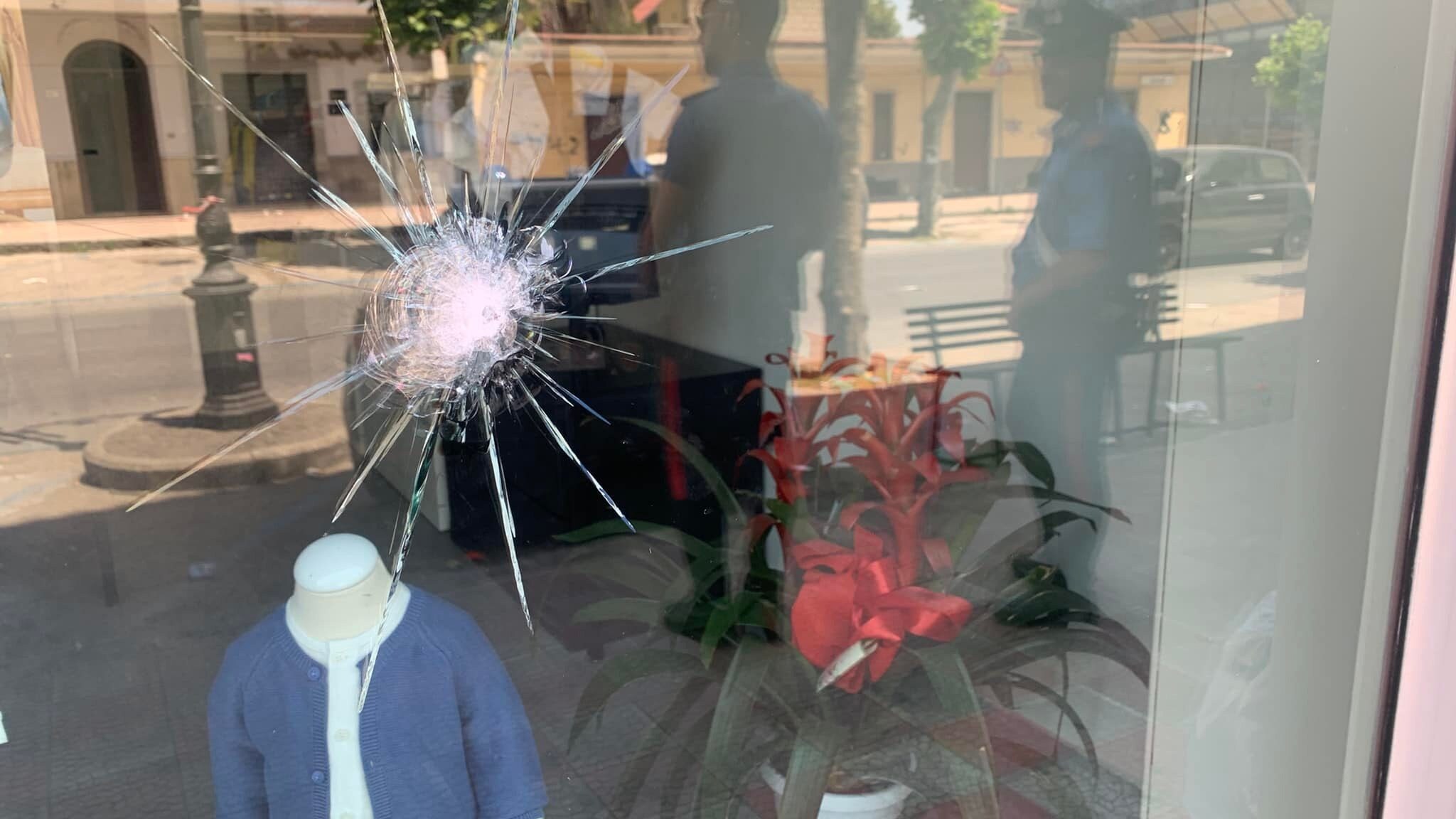 Uno dei fori dei proiettili sparati a Qualiano. Foto Gaia Martignetti / Fanpage.it