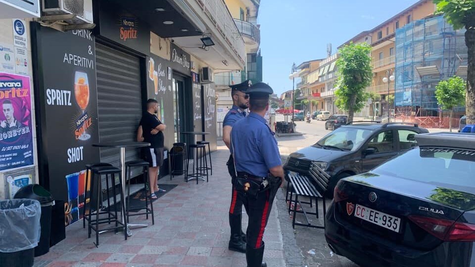 Carabinieri davanti al locale dove è avvenuta la sparatoria. Foto Gaia Martignetti / Fanpage.it