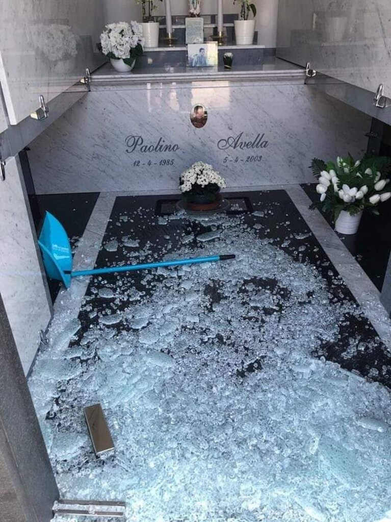 La tomba di Paolino Avella vandalizzata. Foto / Fondazione Pol.I.S.