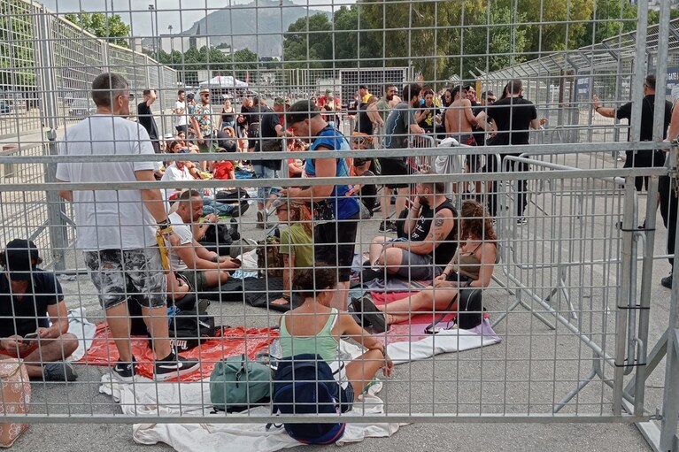 Le prime code già al mattino, dopo la notte passata in tenda. Foto / Facebook