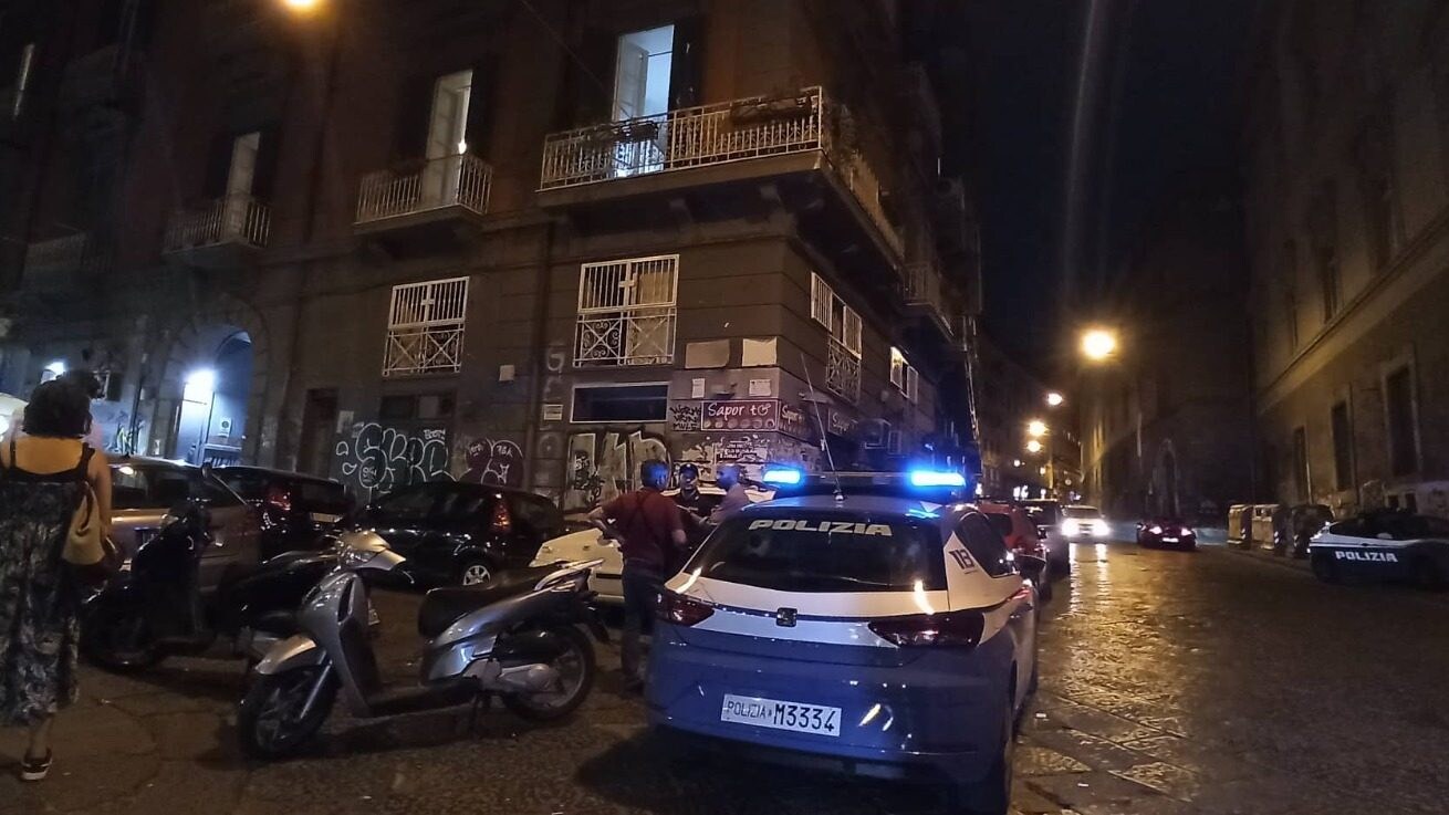 Polizia all'esterno dell'appartamento dopo il delitto. Foto C. Carrara / Fanpage.it