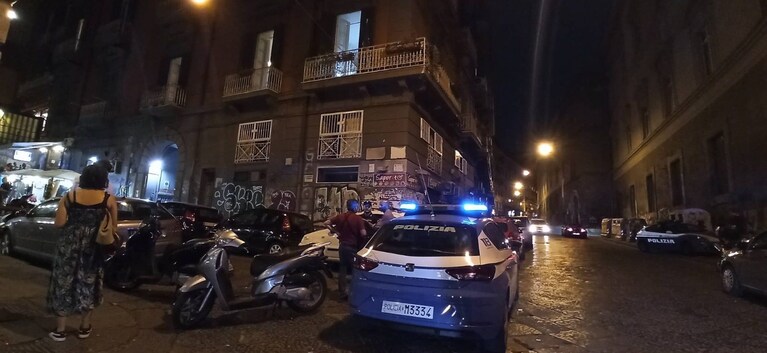 Polizia all'esterno dell'appartamento dopo il delitto. Foto C. Carrara / Fanpage.it