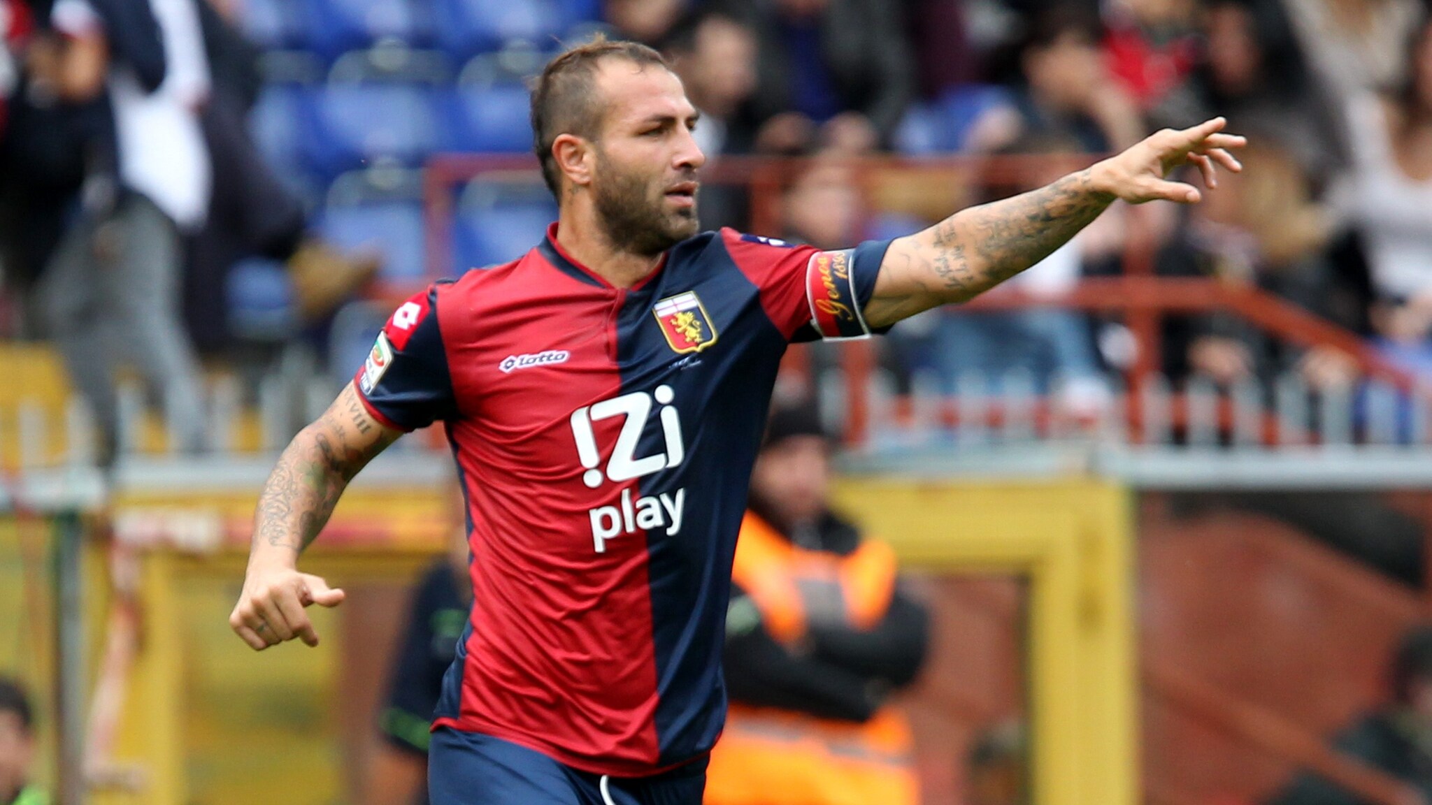 Daniele Portanova nel 2013 con la maglia del Genova, dopo una rete contro il Verona