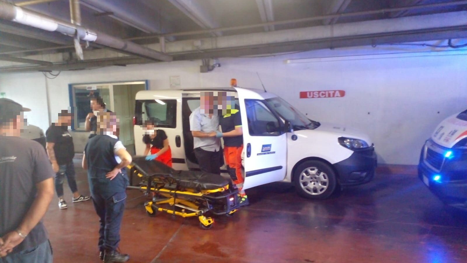 I soccorsi del 118 giunti sul posto. Foto Marco Sansone