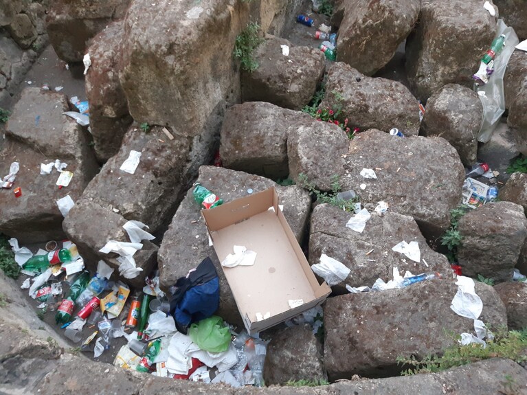 Il Cippo di Forcella ridotto a discarica.