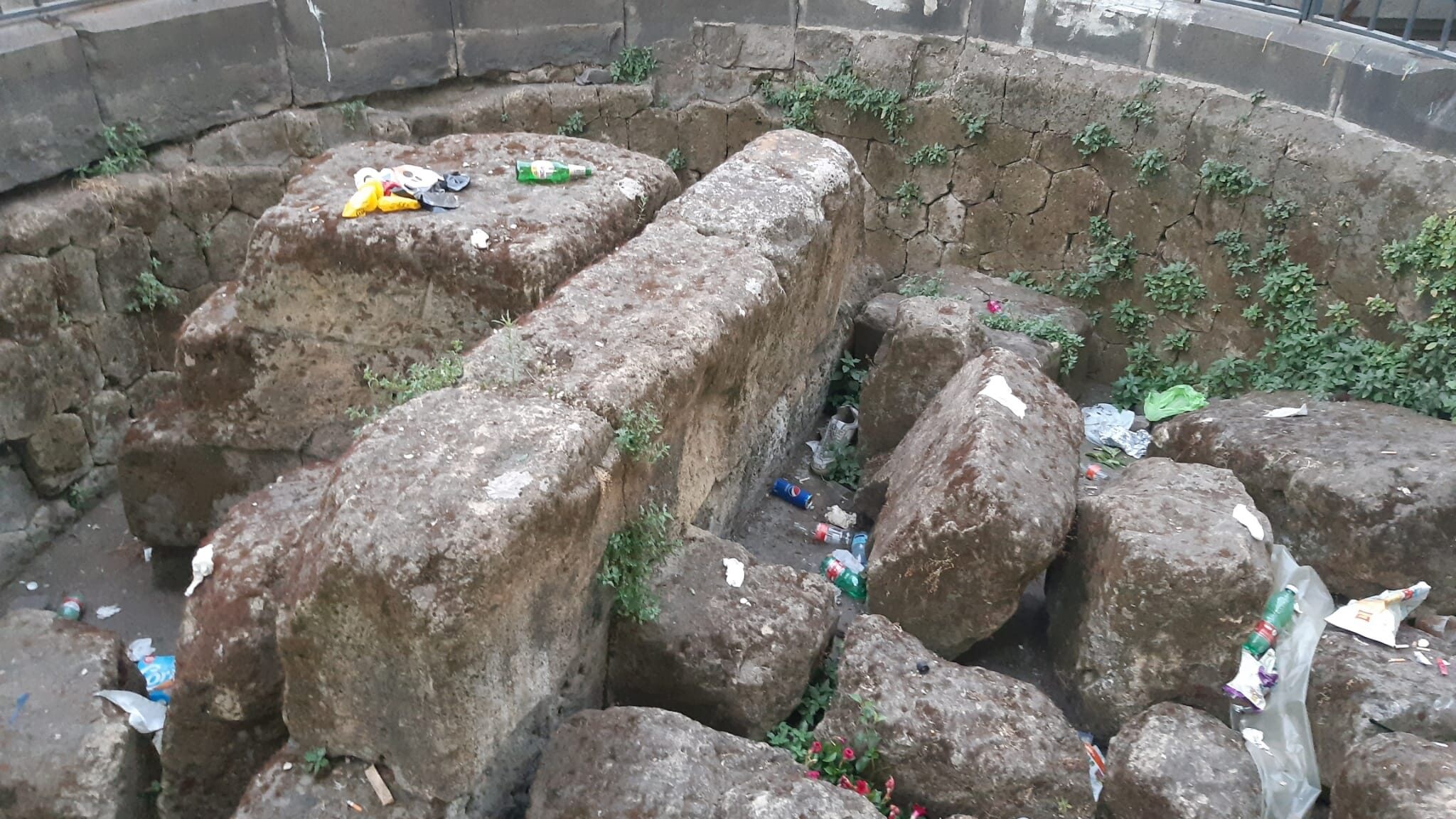 Il Cippo di Forcella ridotto a discarica.