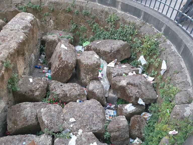 Il Cippo di Forcella ridotto a discarica.