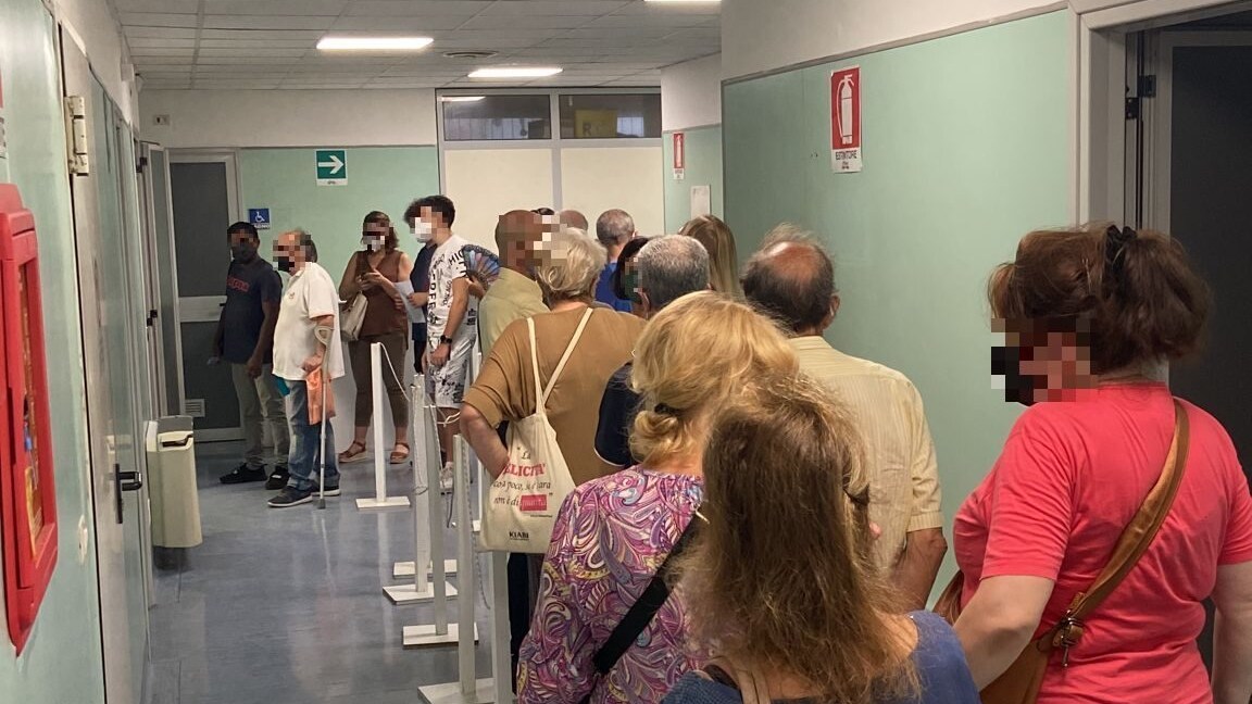 La fila di stamattina per la quarta dose di vaccino. Foto / Fanpage.it