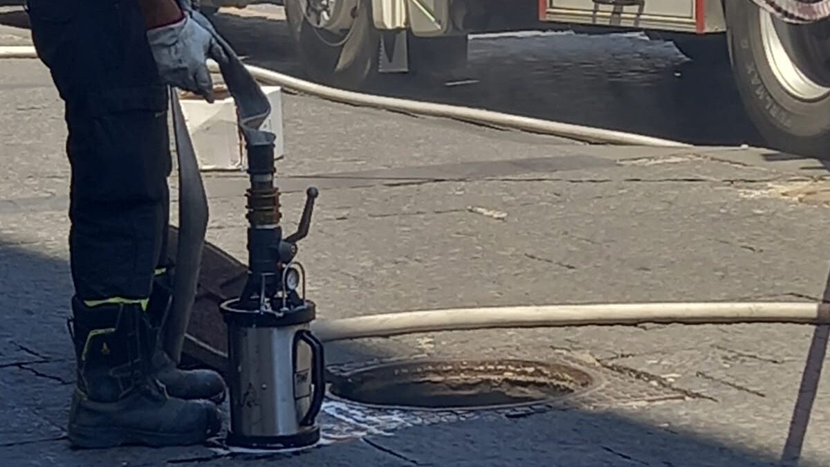 Il tombino nel punto in cui passa il cavo elettrico andato in fiamme. Foto G. Cozzolino / Fanpage.it