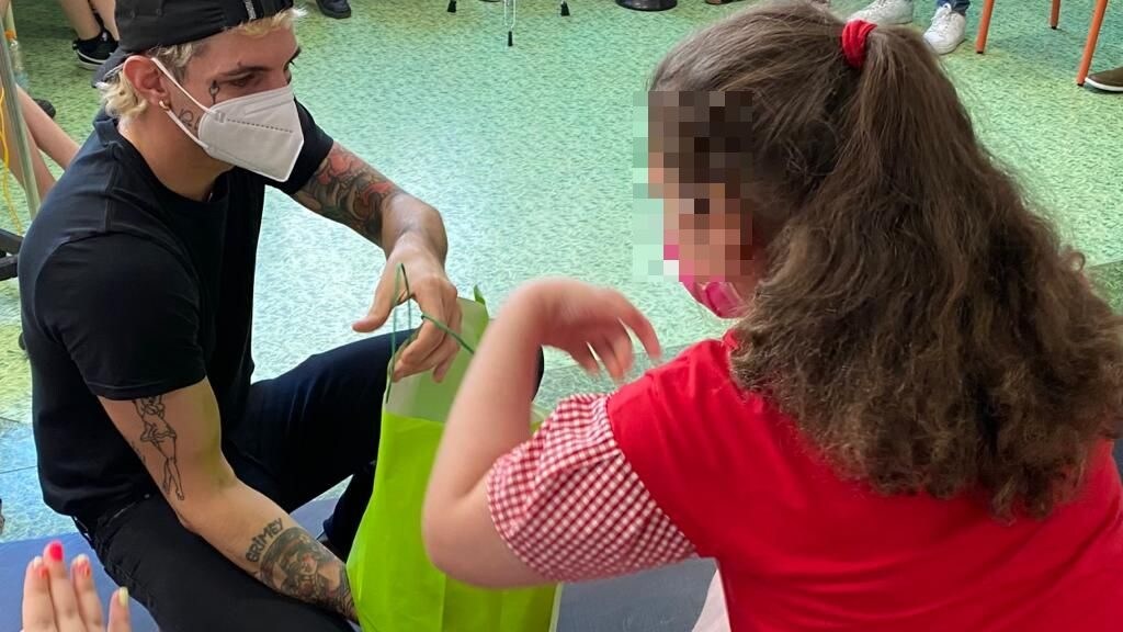 Achille Lauro e uno dei bimbi ricoverati