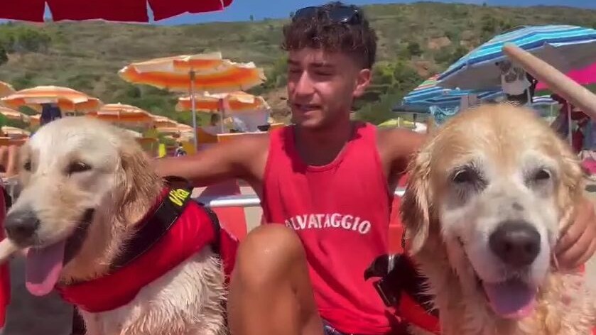 Vita (a sinistra) e Dylan (a destra), con il bagnino di Palinuro (al centro)