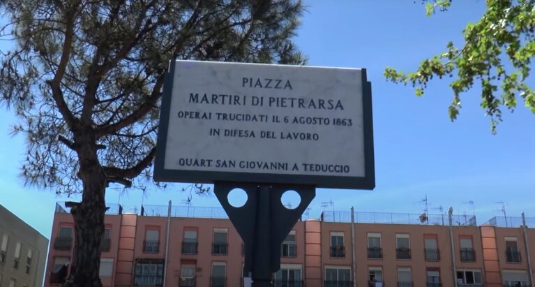La targa posta nel 2017 a San Giovanni a Teduccio