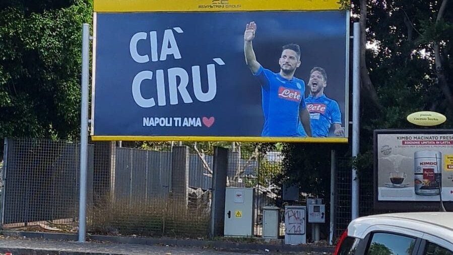 Il cartellone apparso a Fuorigrotta questa mattina. Foto / Fanpage.it