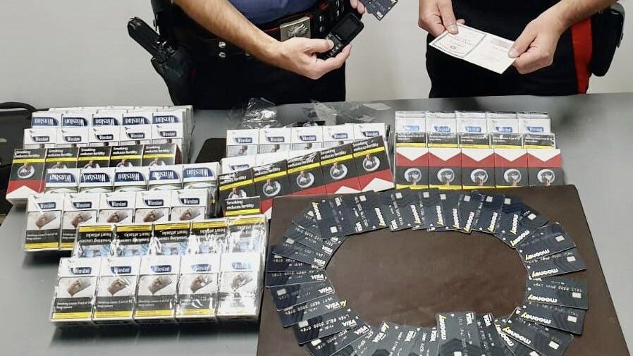 Le carte di credito e le stecche di contrabbando ritrovate dai carabinieri.