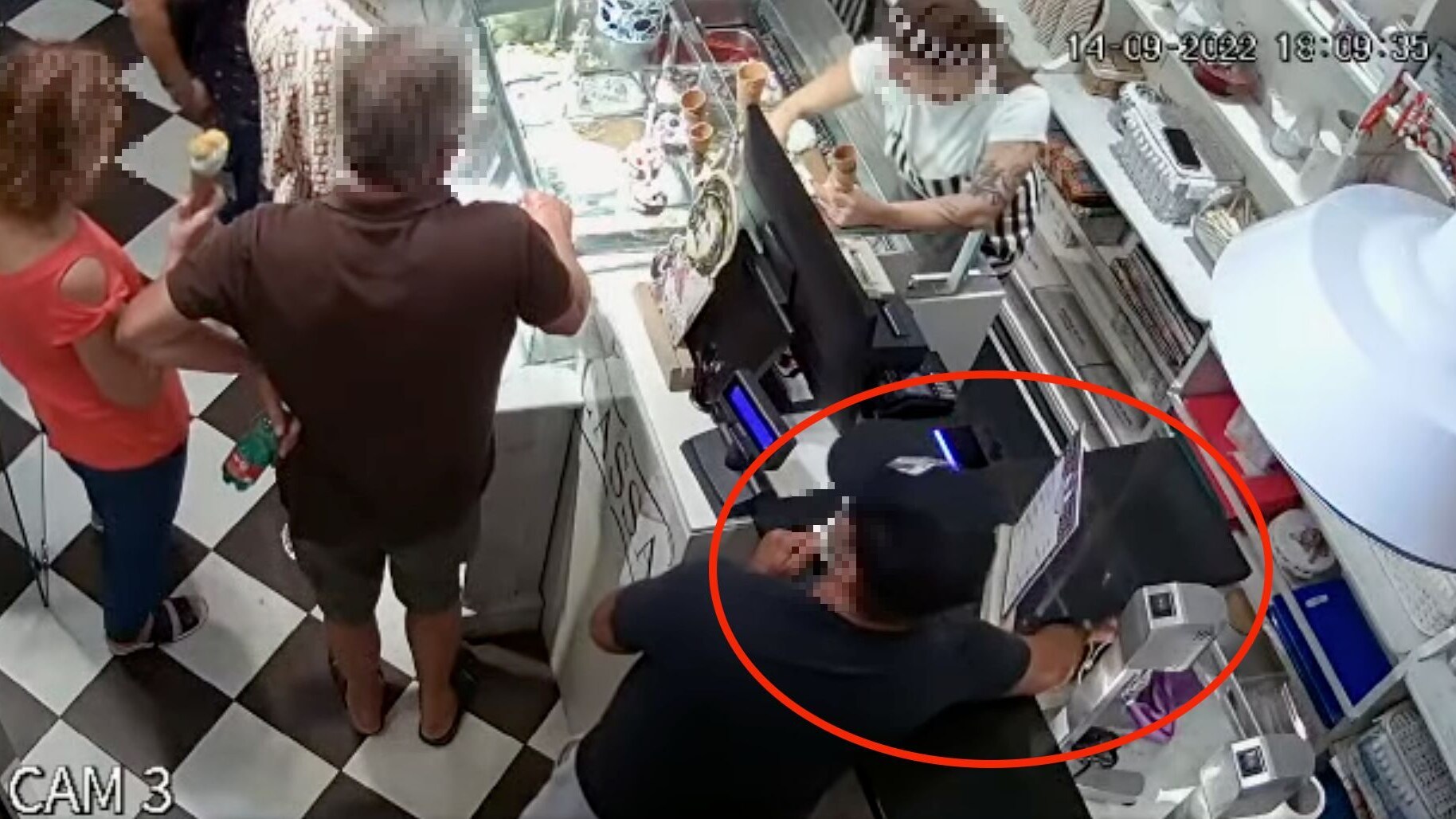 Il momento del furto ripreso dalle telecamere