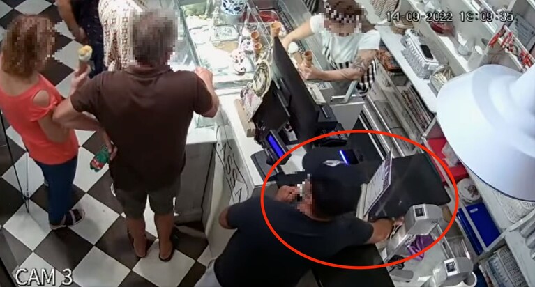 Il momento del furto ripreso dalle telecamere