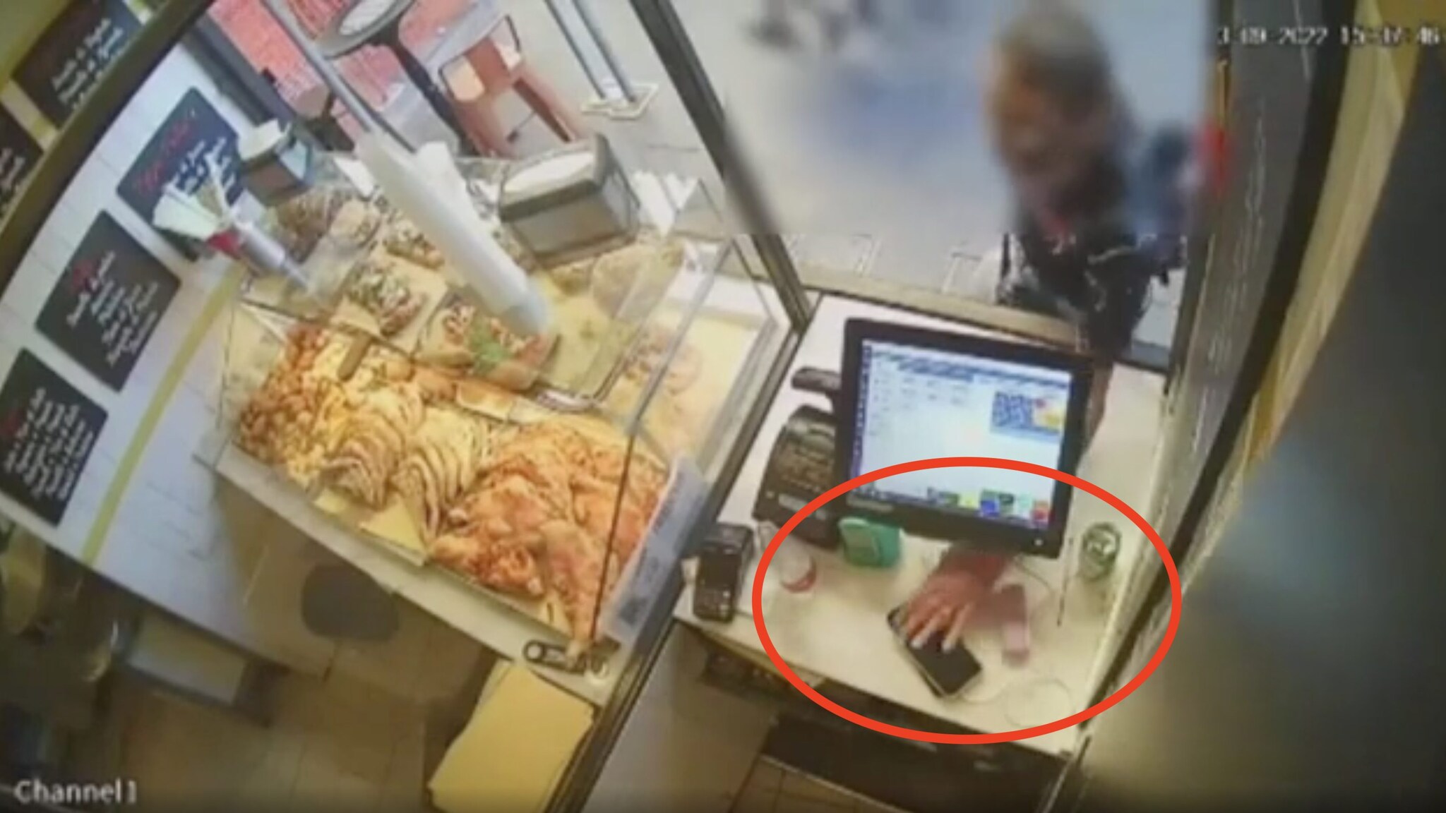 Il furto del cellulare, ripreso dalle telecamere interne