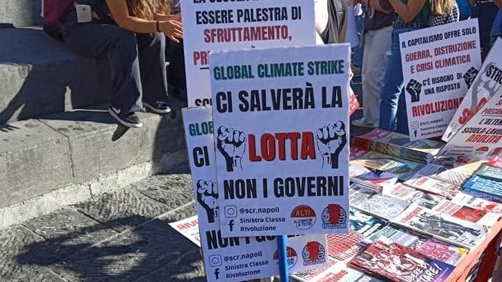 Alcuni dei cartelli dei ragazzi al corteo Friday for Future di oggi, 23 settembre 2022 Foto / Slc Cgil Napoli Campania