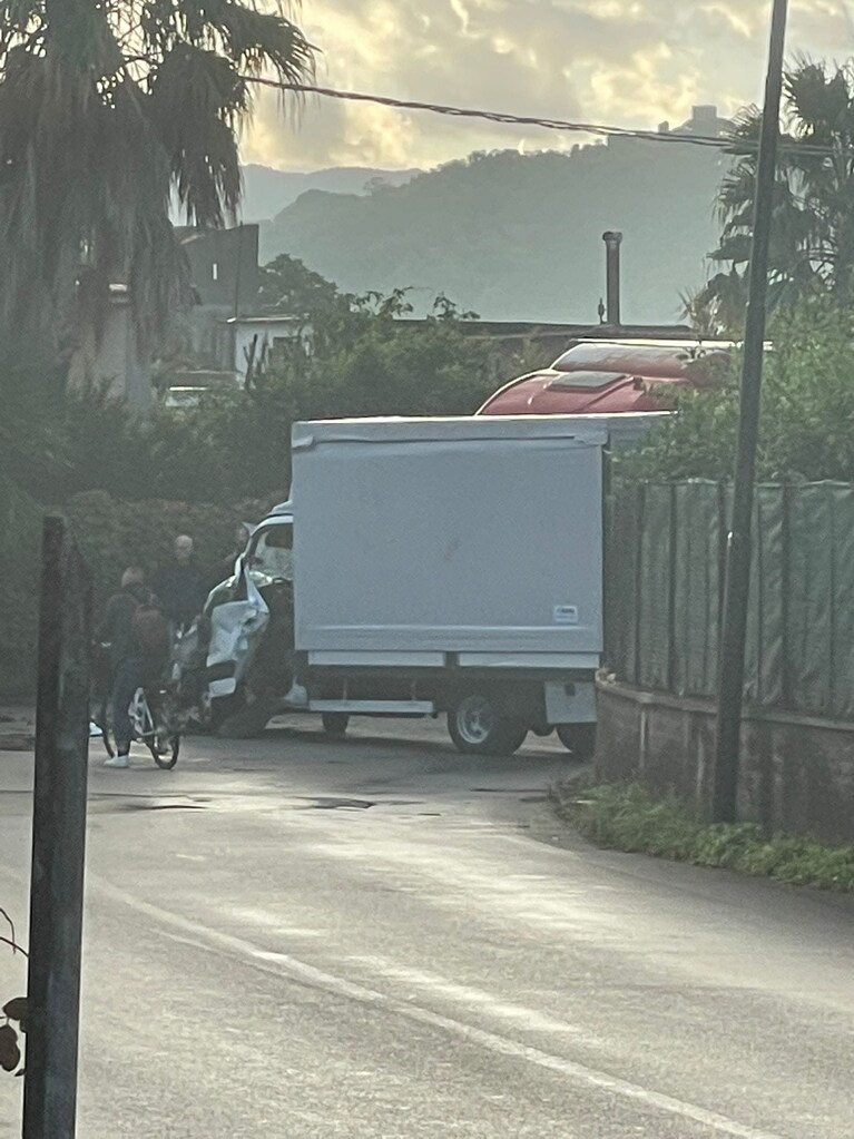 L'incidente su via Migliaro a Pagani. Foto Massimo d'Onofrio / Facebook