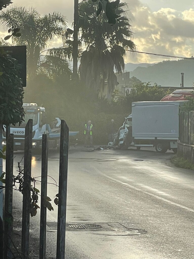 L'incidente su via Migliaro a Pagani. Foto Massimo d'Onofrio / Facebook