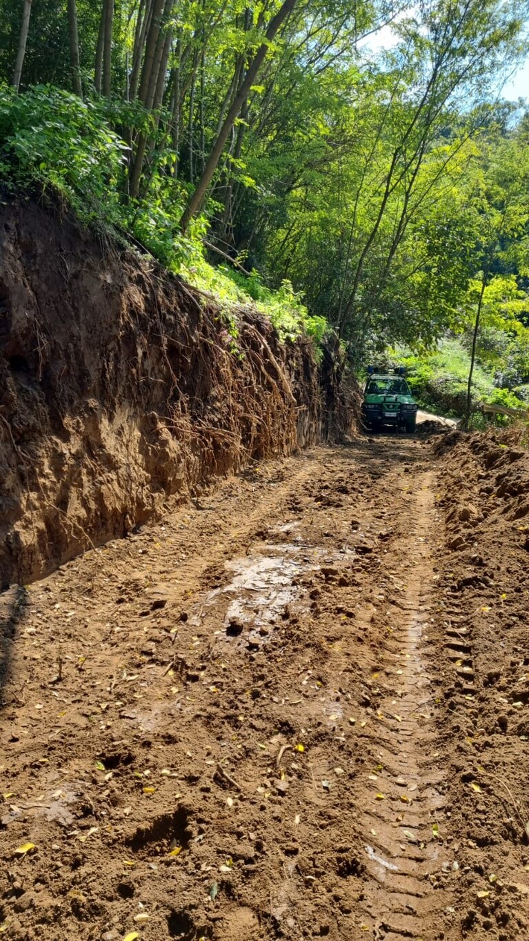 Una parte della strada in costruzione abusivamente