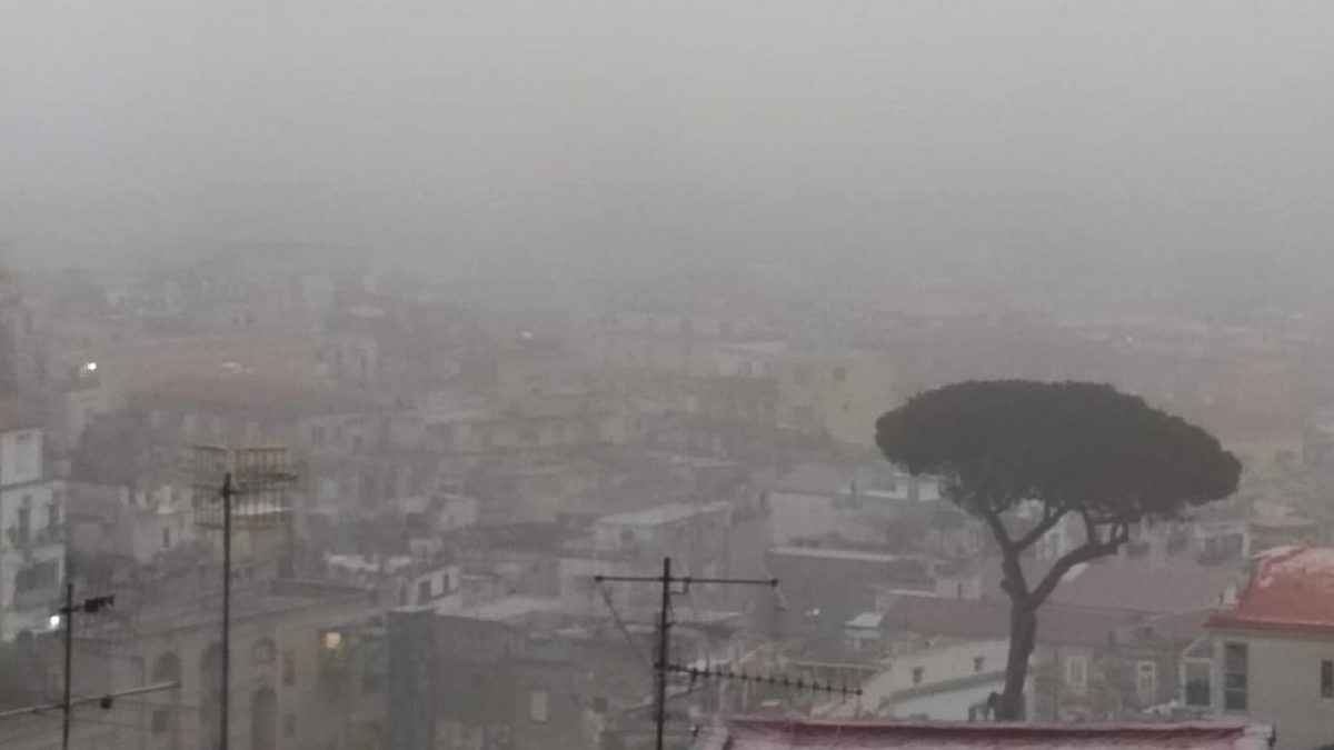 La nebbia su Napoli oggi 27 ottobre 2022