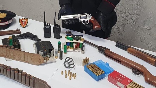 L'arsenale recuperato dai carabinieri di Torre Annunziata a Pompei