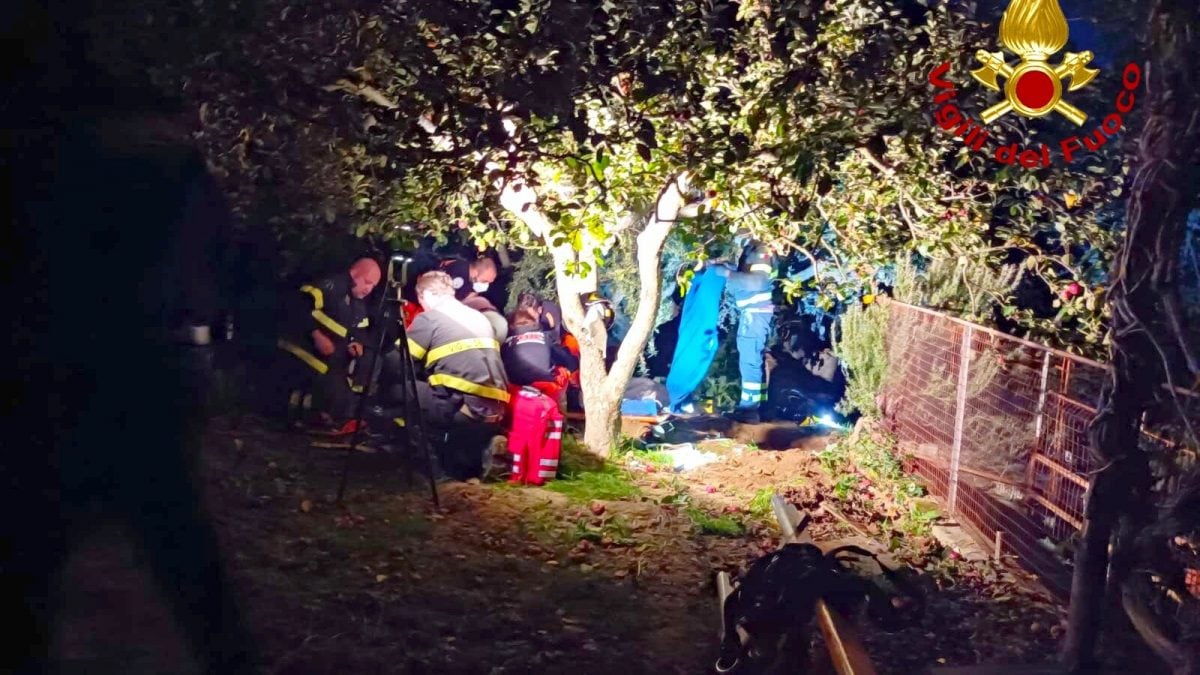 I vigili del fuoco intenti a salvare la donna