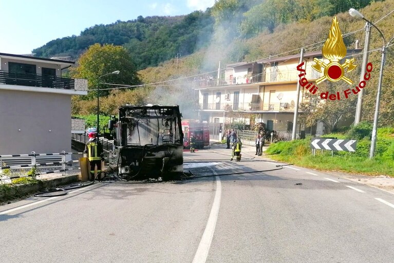 La carcassa dell'autobus lungo la SS7bis a Monteforte Irpino, all'altezza del bivio per Taurano
