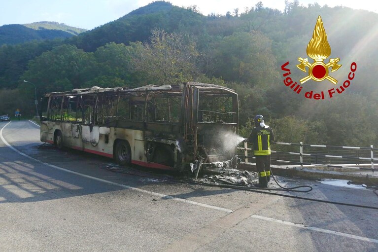 La carcassa dell'autobus lungo la SS7bis a Monteforte Irpino, all'altezza del bivio per Taurano