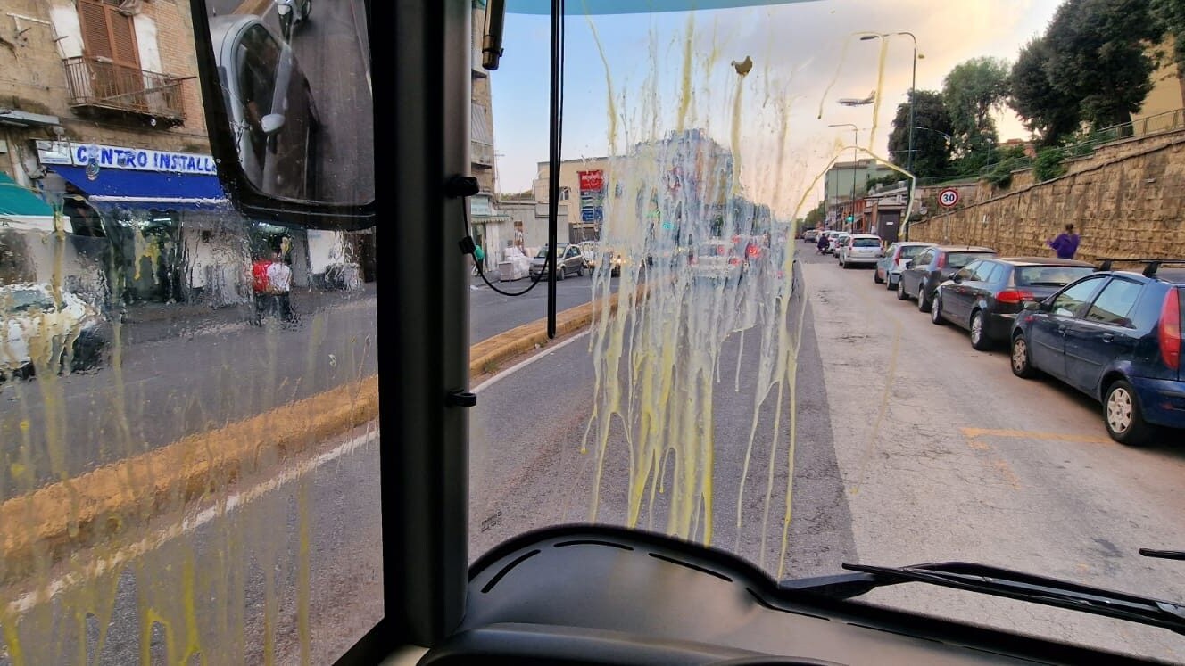 L'autobus Anm colpito dalle uova. Foto Facebook / Marco Sansone