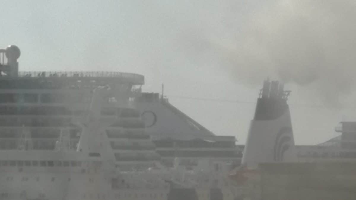 Il fumo nero avvistato su via Nuova Marina proveniente dal porto. Foto di un lettore a Fanpage.it