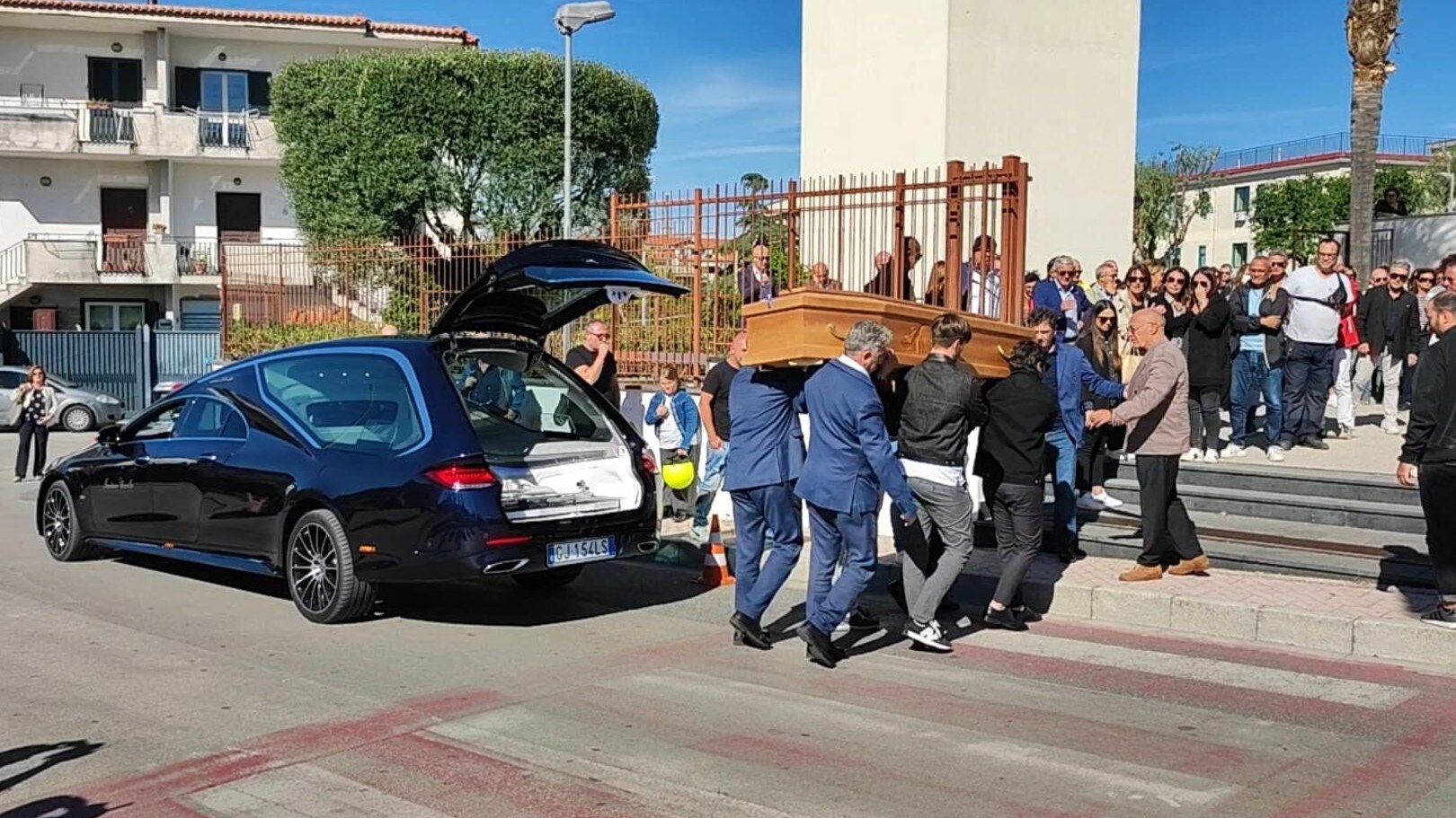 I funerali del prof ucciso a Melito di Napoli. Foto Peppe Pace / Fanpage.it