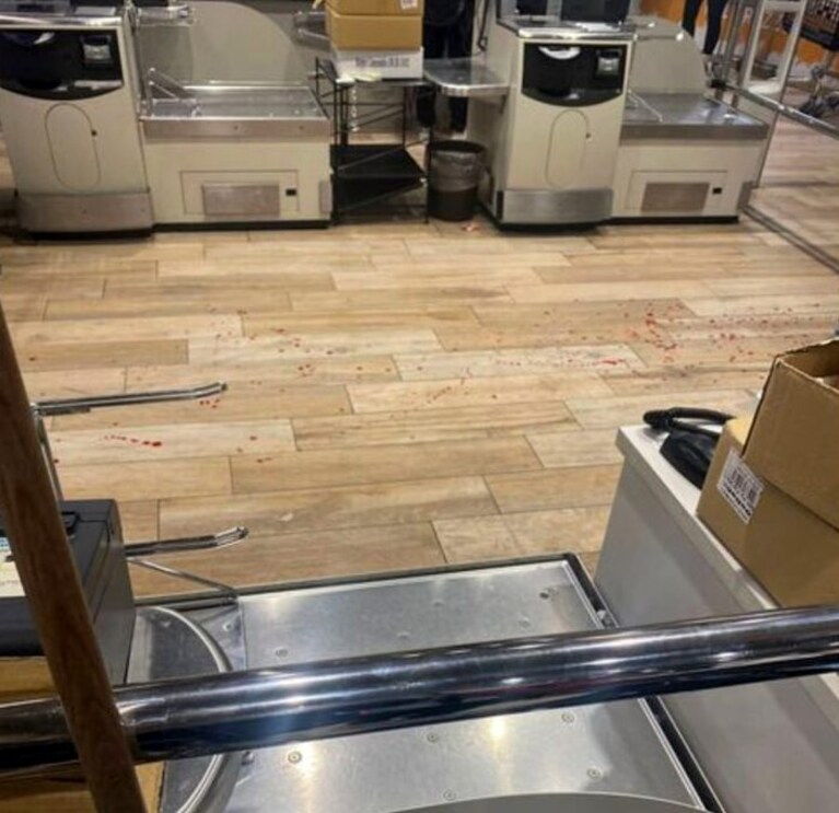Le tracce di sangue all'interno del supermercato