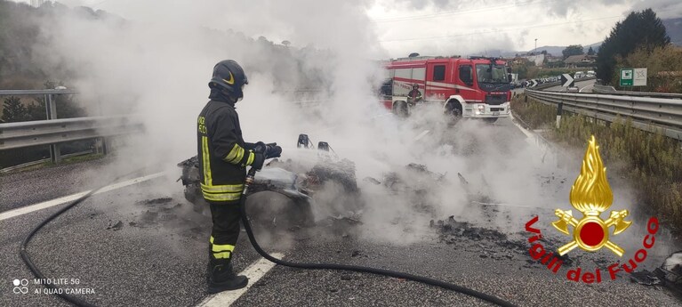 L'auto distrutta dall'incendio